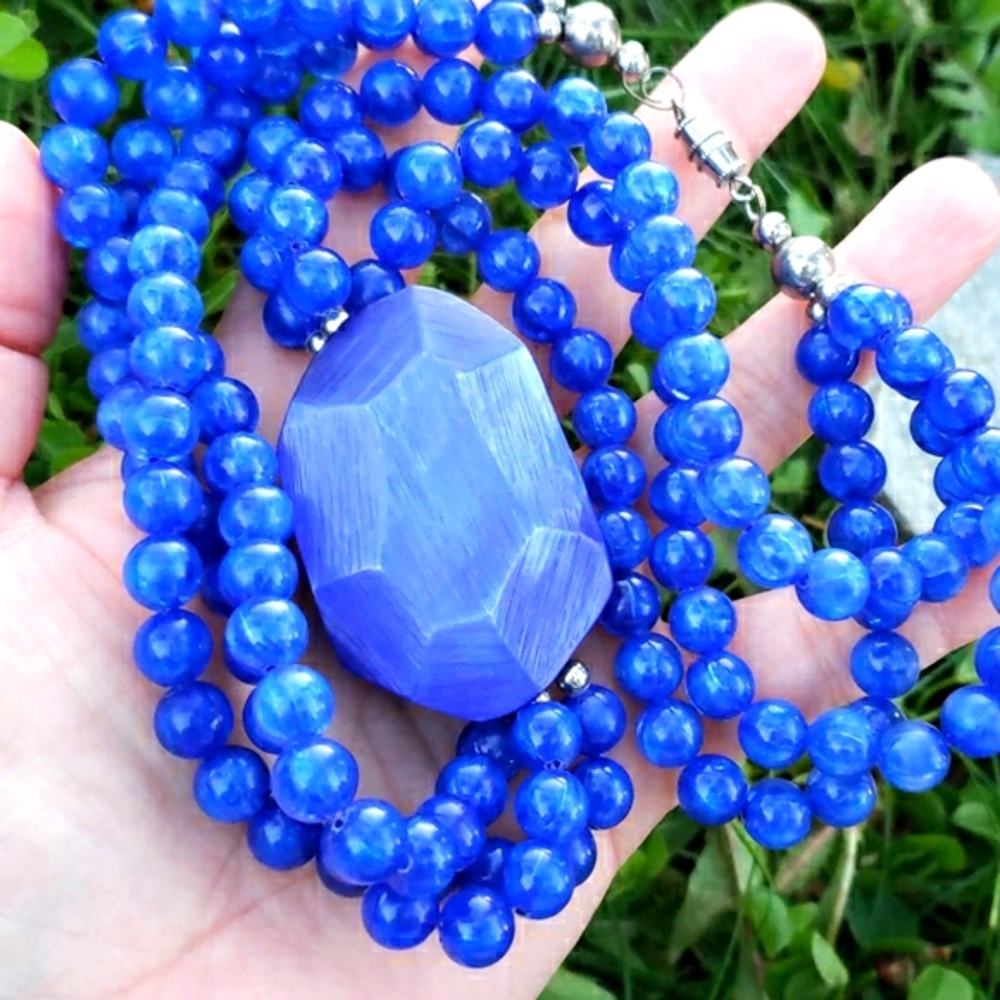 Vtg Chunky Blue Carved Moonglow Bead Necklace